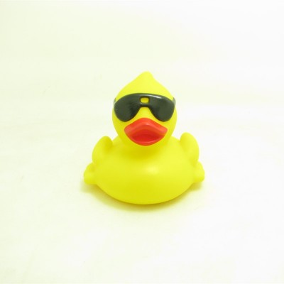 High quality baby bath toys yellow bulk weighted rubber ducks with sunglasses