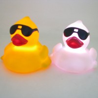 BPA free rubber duck flashing water light up bath rubber glasses duck for kid